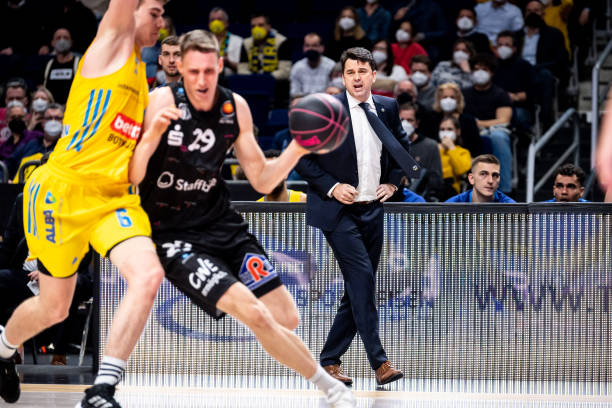 贡献巨大的 贡献巨大的